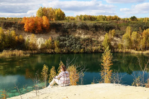 Женщина Фоне Осеннего Пейзажа Озера — стоковое фото