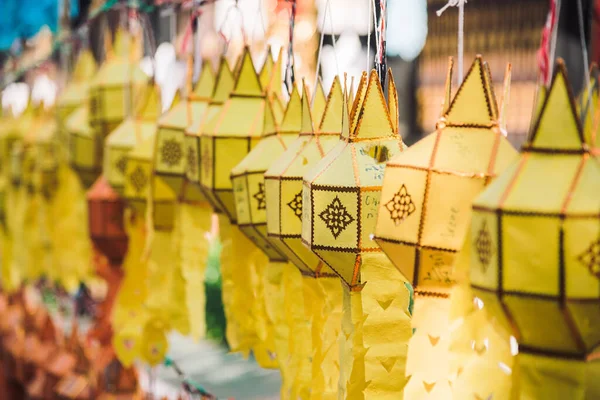 Lanterna Papel Amarelo Pendurado Templo — Fotografia de Stock