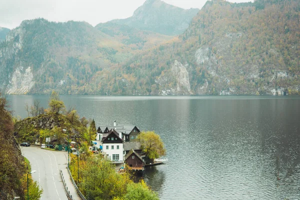 Σπίτια Μπροστά Από Μια Λίμνη Που Περιβάλλεται Από Βουνά — Φωτογραφία Αρχείου
