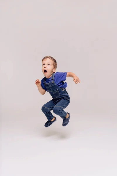 Niño Vistiendo Camiseta Azul —  Fotos de Stock