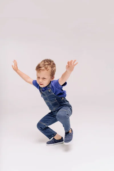 4岁男孩 身穿蓝色T恤 — 图库照片