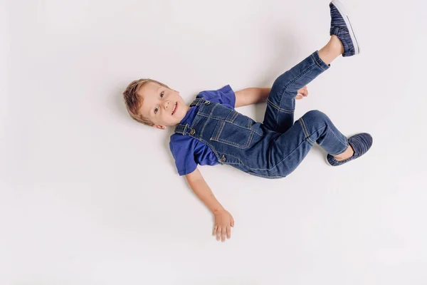 Vierjähriger Junge Trägt Blaues Shirt — Stockfoto