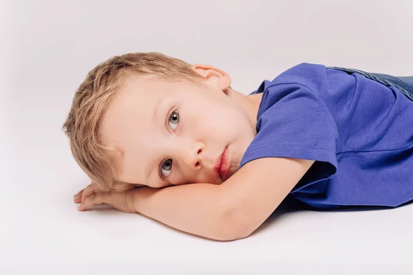 Yaşındaki Çocuk Mavi Tişört Giyiyor — Stok fotoğraf