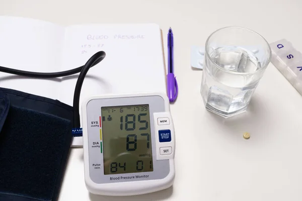 Vérnyomás Készülék Notebook Tabletták — Stock Fotó