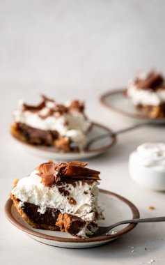 Üç dilim çikolatalı turta ve krem şanti.