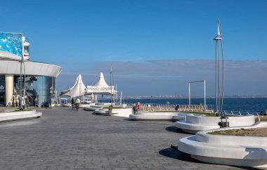Odessa, Ukrayna 28.10.2022. Odessa, Ukrayna 'daki Lanzheron sahilinde güneşli bir sonbahar günü