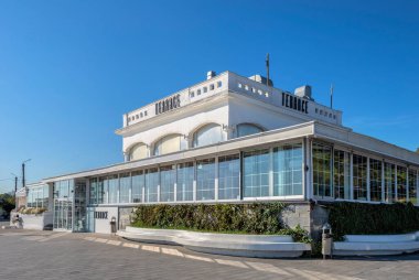 Odessa, Ukrayna 28.10.2022. Ukrayna 'nın Odessa kentindeki Lanzheron sahilindeki Terrace Sea View restoranında güneşli bir sonbahar günü