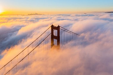 Güneşin doğuşunda sisli Golden Gate Köprüsü