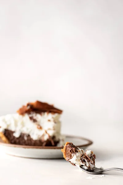 Один Кусочек Шоколадного Пирога Вилке — стоковое фото
