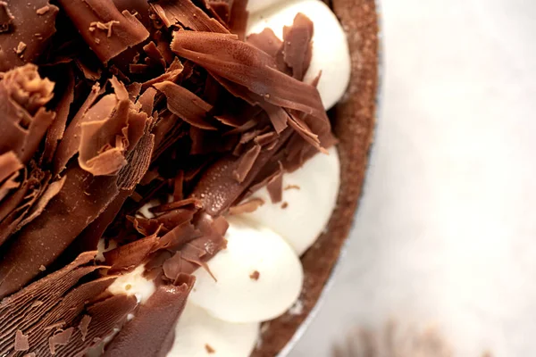 Detailní Záběr Okraj Čokoládového Koláče Kousky Čokolády — Stock fotografie