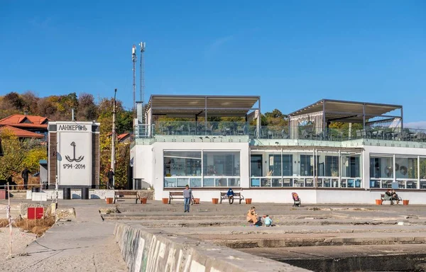 Odessa, Ukrayna 28.10.2022. Odessa, Ukrayna 'daki Lanzheron sahilinde güneşli bir sonbahar günü