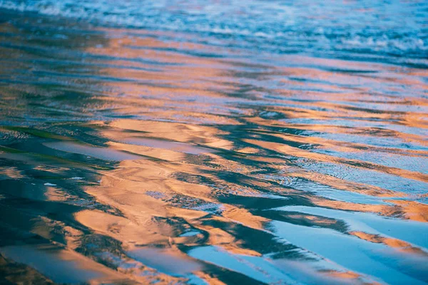 日の出時の水面の反射の詳細 — ストック写真