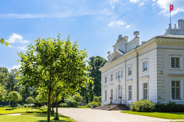 Manoir Uzutrakis Colonnaded Mansion Situé Dans Les Jardins Paysagers — Photo