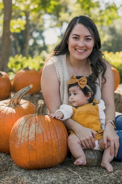 Retrato Una Madre Latina Morena Hija Junto Una Calabaza Fotos De Stock Sin Royalties Gratis