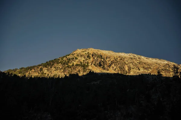 Toppen Ett Berg Upplyst Solens Strålar När Det Stiger — Stockfoto
