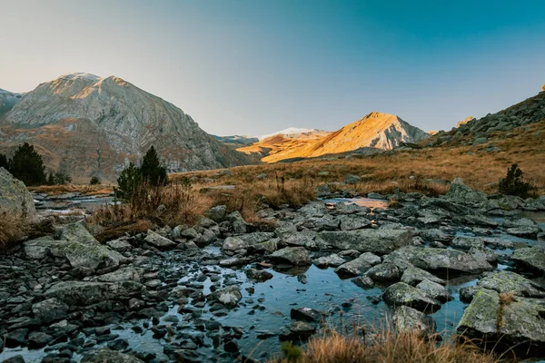 Fluss Durchquert Ein Tal Mit Einem Berg Hintergrund — Stockfoto