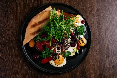 Soslu ızgara sebze ve tost.