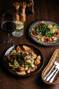 Kızarmış ördek göğlü salata