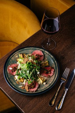 Biftek sebze ve sos ile