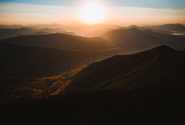 Beyaz Dağlar, New Hampshire 'da tüm gün doğumu dramatik