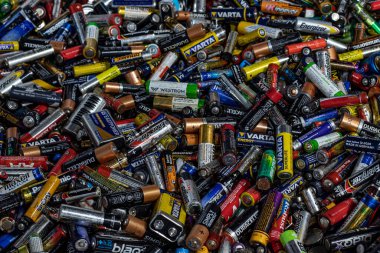 Eski kullanılmış AA ve AAA piller, asitle hasar görmüş ve kırılmış, geri dönüşüm noktasına gönderilmeye hazır. Elektrik ve elektronik ekipman israfı - WEEE kavramı.