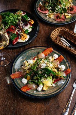 Somon ve sebzeli salata.