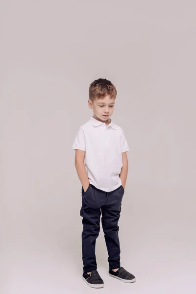 Portret Chłopca Białej Koszulce — Zdjęcie stockowe