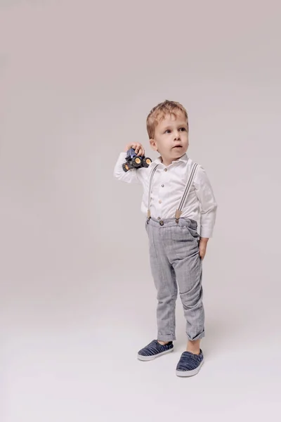 Porträt Eines Jährigen Jungen Mit Weißem Hemd — Stockfoto