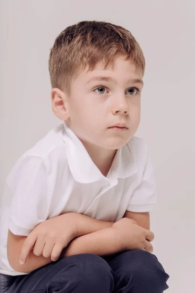 Beyaz Tişört Giyen Çocuğun Portresi — Stok fotoğraf