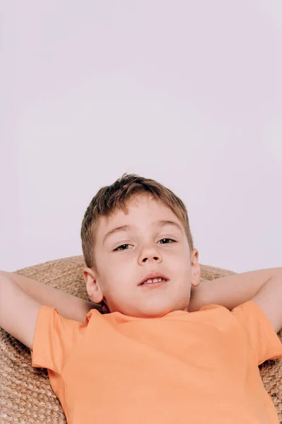 Emotioneel Portret Van Jongen Oranje Shirt — Stockfoto