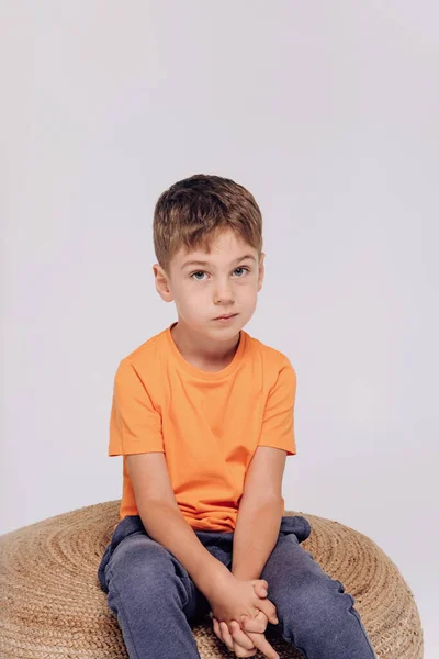 Emotioneel Portret Van Jongen Oranje Shirt — Stockfoto