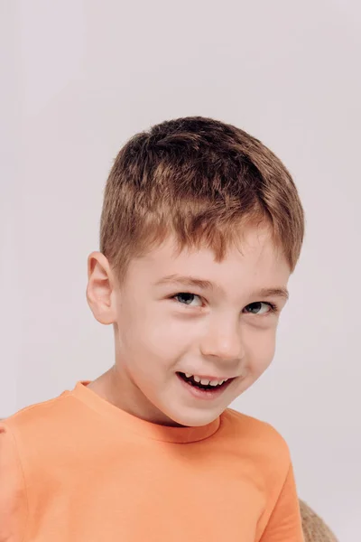 5个身穿橙色T恤的男孩的情感肖像 — 图库照片
