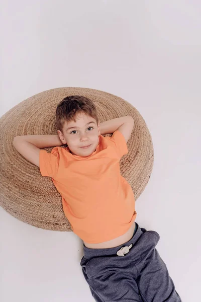 주황색 티셔츠를 소년의 감정적 초상화 — 스톡 사진