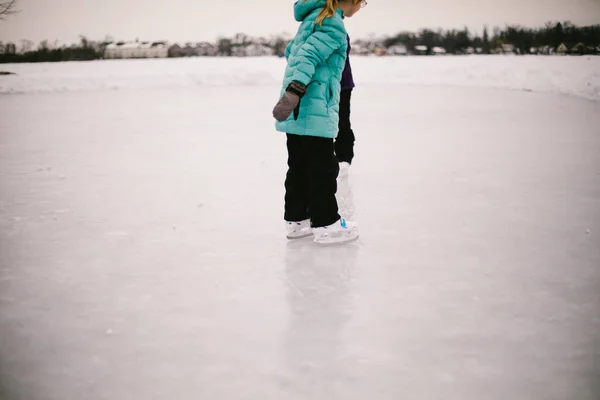Kış Harikalar Diyarında Donmuş Gölette Buz Pateni Yapan Kız — Stok fotoğraf