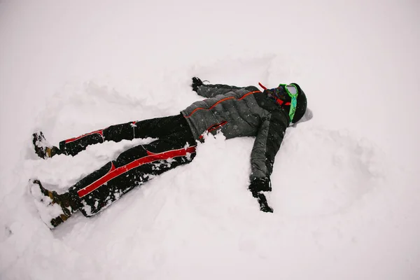 Pre Teenie Kind Macht Schnee Winkel Winterkleidung Und Weißem Grund — Stockfoto