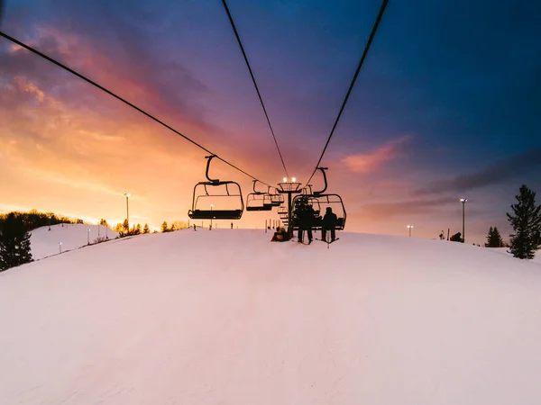 Herrlich Farbenfroher Sonnenuntergang Während Skifahrer Mit Dem Lift Auf Den — Stockfoto