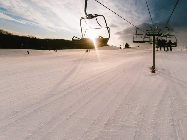 Sol Põe Sobre Elevador Esqui Com Pessoas Descendo Colina Distância — Fotografia de Stock