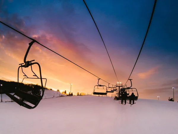 冬日里 天空中的橙色和紫色的云彩在滑雪升空时落下 — 图库照片