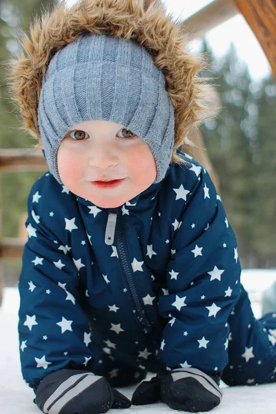 Portrét Chlapce Teplém Oblečení Zimním Lese — Stock fotografie