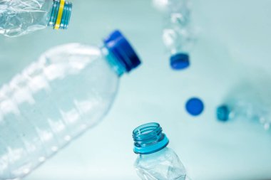Mavi arka planda plastik şişeler