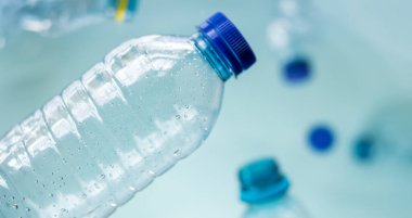 Mavi arka planda plastik şişeler