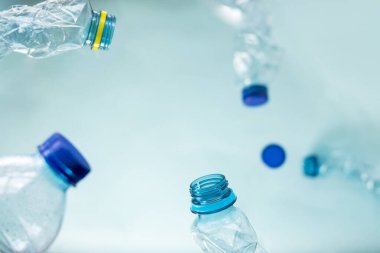 Mavi arka planda plastik şişeler