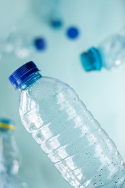Mavi arka planda plastik şişeler
