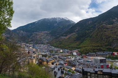 Andorra La Vella, Andorra ilkbaharında şehir manzarası.