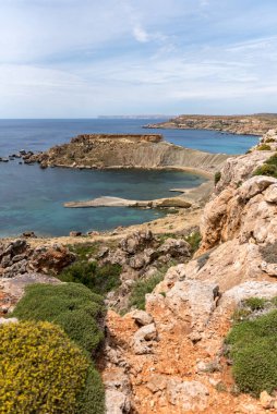 Mgarr, Malta - Panorama Gnejna bay, Malta'da en güzel plajı ile altın taş Ta Lippija alınan ve güzel renkli gökyüzü gün batımında