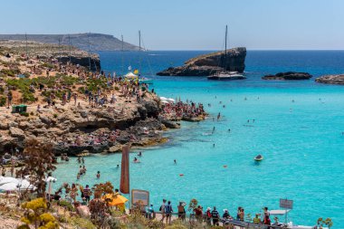 Comino, Malta - 24 Mayıs 2019 Comino adasındaki Blue lagoon'da tatil