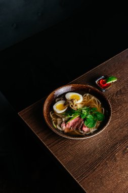 Vietnam ulusal fosfor çorbası ahşap bir masada.