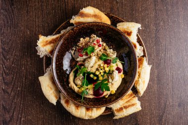 Tereyağlı, otlu ve pittalı humus.