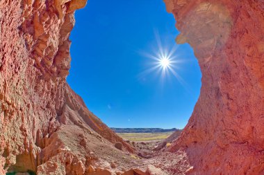 Arizona 'daki Petrified Forest Ulusal Parkı' nda Kachina Vadisi 'nin kuzeyindeki bir mağaradan görüntüyü al..