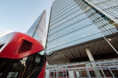 Otobüs, Çömlek Parçası 'nın yanındaki Londra Köprüsü İstasyonu' nun otobüs durağına park etmiş.